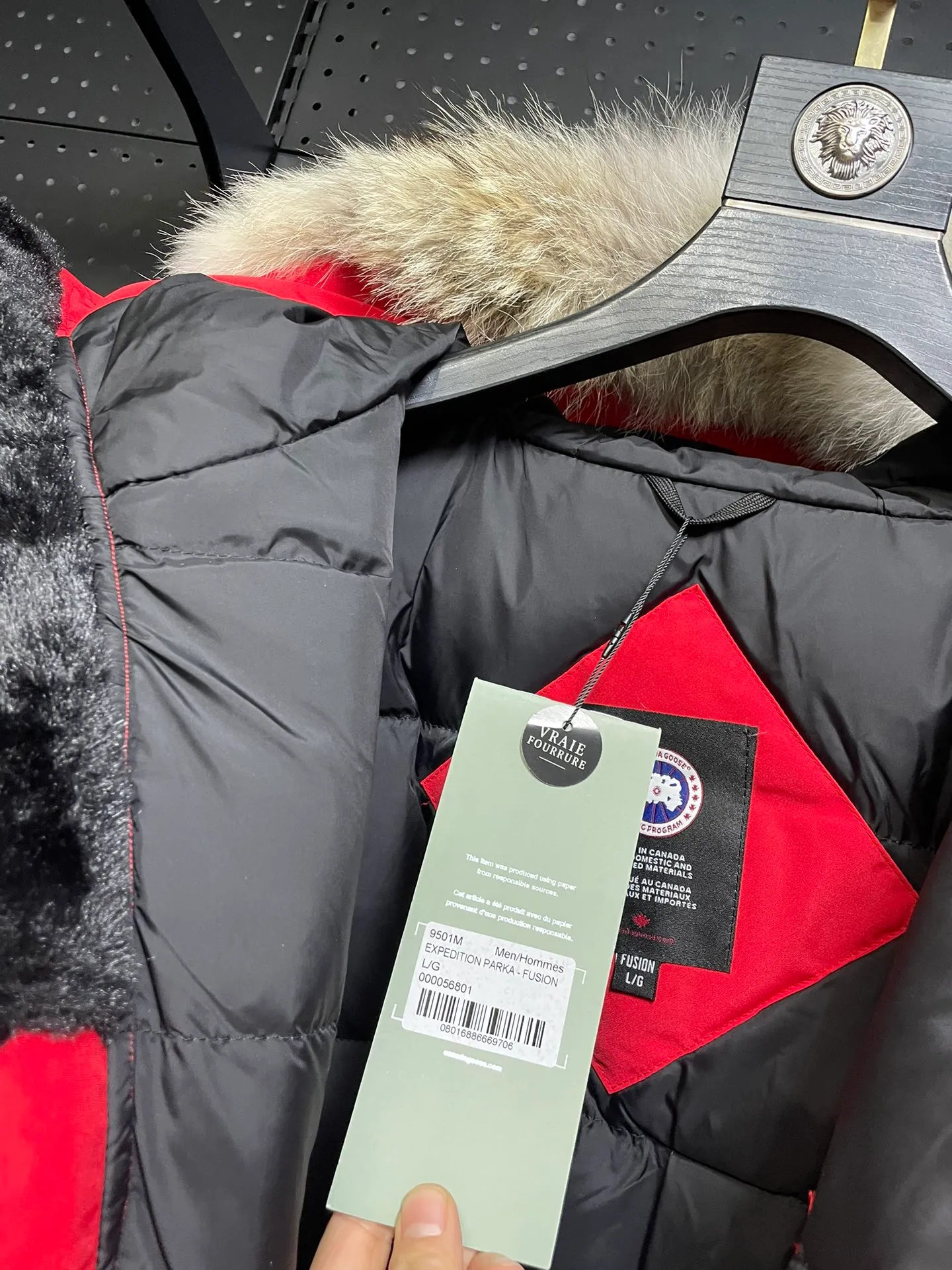P1060 CANADA GOOES 🇨🇦ⒿⓅⓈ manufactures 10 models of snow curse men and women couples. Factory direct supply: supplying global purchasing agents, micro-business, entities, Tmall, high-end stalls and studio cooperation, free shipping! There are 10 types of Canada Goose Snow Mantra parkas for men and women, the Rolls-Royce of down jackets. ➖ Industry-leading anti-counterfeiting chip sensing. ➖ Imported Behringer embroidery machines and customized embroidery labels, the highest level and industry leading. ➖ Imported Korean 21-count polyester-cotton blended original fabric, TC85 waterproof coated fabric, water-repellent, windproof and wear-resistant. ➖ The new national standard 90 white duck down has an average down filling of 300 grams. The amount of down filling is industry-leading. ➖ 100% nylon lining with double double-layer sealing design to prevent velvet running, and seamless thread design on the cuffs! ➖ Yoshida YKK provides original factory-customized electroplated sliders. YKK two-way lockable zippers are tight and smooth and do not peel off paint. ➖ 3M composite Velcro is durable and the accessories and hardware are all custom-made. Note: Our copywriting is only simple and clear. Instead of bragging about the copywriting, it is better to compare and understand with samples. Only for the purest goose, the most dedicated, the most professional, the highest quality, the highest cost performance! SIZE:XS-XXL [with size chart]